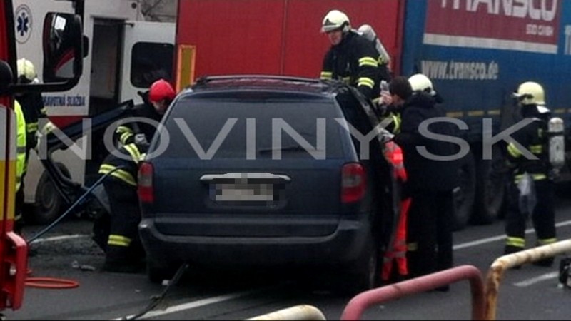 Vážna nehoda v Bratislave, jeden vodič zakliesnený